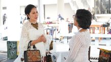 Ida Mahendra Jaya Mencoba Seni Membatik di tengah Gelaran Hari Batik Nasional 2023 Seni Membatik