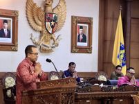 Pj Gubernur Bali Sampaikan Jawaban Terhadap Pandangan Umum Fraksi atas Ranperda ABPD 2024 dan Ranperda Pajak Retribusi Ranperda ABPD 2024