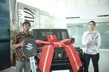 Suzuki Serahkan Jimny AT Kepada Pemenang Undian Triple Surprise GIIAS 2023 Suzuki Jimny