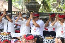 Purnama Sasih Kalima, Bupati Sanjaya dan Jajaran Sembahyang Bersama di Pura Batukau Purnama Sasih Kalima