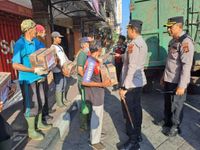Kapolres Tabanan Berikan Bantuan Sembako kepada Petugas Angkut Sampah Sembako