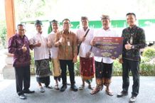 Wawali Arya Wibawa Terima CSR Truk Sampah dari BI Perwakilan Bali Sampah