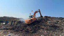 Progres Positif Penanganan Musibah Kebakaran TPA Suwung, Pembasahan Permukaan dan Penguraian Gas Metan Terus Dioptimalkan TPA Suwung
