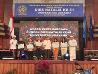 FH Unud Menerima Empat Penghargaan pada Perayaan Puncak Dies Natalis Unud ke-61 Unud