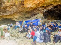 Rangkaian HUT Ke-12, Civitas Akademika FKP Unud Lakukan Transplantasi Terumbu Karang dan Beach Clean Up di Pantai Pandawa Clean Up Pantai