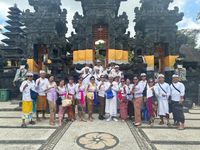 Semarakkan Dies Natalis ke-61 Unud, Fakultas Pariwisata Melaksanakan Tirthayatra ke Nusa Penida Unud