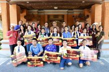 Jaya Negara Serahkan Piala Kepada Pemenang Lomba Inklusi Keuangan Cerdas Cermat Tingkat SMP se-Kota Denpasar prestasi