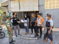 Kelurahan Sesetan Distribusikan Ribuan Masker Kepada Warga Suwung Batan Kendal Terdampak Asap Musibah Kebakaran TPA Suwung sesetan