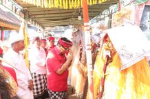 Bupati Sanjaya Hadiri Yadnya Krama Dukuh Sakti Blatung dan Tegalmengkeb Kelod Seltim Bupati Sanjaya