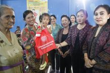 TP PKK Denpasar Kembali “Menyapa dan Berbagi”, Antari Jaya Negara Serahkan Ratusan Paket Bantuan di Kecamatan Denbar Menyapa dan Berbagi