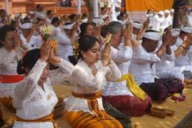 Pemkot Denpasar Ngaturang Bhakti Penyineban di Pura Agung Jagatnatha Ngaturang Bhakti Penyineban