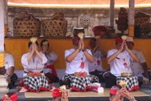 Bupati Sanjaya Sembahyang Pujawali Ring Pura Puseh Baleagung Lan Pura Dalem Prajapati Desa Adat Kota Tabanan Bupati Sanjaya