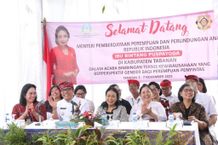 Bupati Tabanan Hadiri Kegiatan Bimtek Kewirausahaan Berperspektif Gender Bagi Perempuan Penyintas oleh Yayasan Dharma Tegeh Kori Bupati Tabanan
