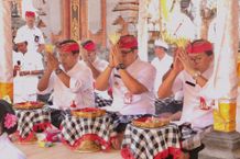 Bupati Tabanan Ngupasaksi Pujawali dan Bersembahyang Bersama di Kecamatan Penebel Tabanan