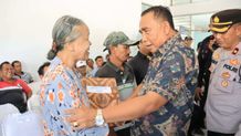 Bupati Tamba Kembali Serahkan Surat Perjanjian Pemakaian Kekayaan Daerah Kepada warga Gilimanuk HGB