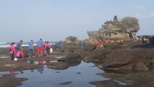 HUT Ke-73 Polairud, Bersih-bersih Pantai di Tanah Lot HUT Ke-73 Polairud