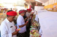 Hadiri Dua Karya Pitra Yadnya, Bupati Tabanan Dukung Semangat Desa Buahan dan Desa Tegaljadi Dalam Membangun Pitra Yadnya