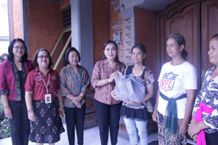 Ayu Kristi Arya Wibawa Tinjau “Sekolah” PKH Bagi Puluhan Warga Kota Denpasar, Juga Salurkan Paket Bantuan Untuk Perempuan Rawan Ekonomi Tinjau "Sekolah" PKH
