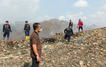 Api Musibah Kebakaran TPA Suwung Berangsur Padam, Damkar Denpasar tetap Lakukan Antisipasi dan Pendinginan giat pemadaman