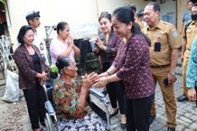 Sagung Antari Jaya Negara Salurkan Bantuan Kursi Roda Kepada Lansia dan Disabilitas menyerahkan bantuan kursi roda