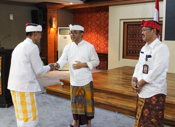 Serahkan Secara Resmi Bantuan Hibah Uang