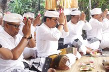 Wawali Arya Wibawa Hadiri Pujawali Nadi di Banjar Tengah Sesetan Pujawali Nadi