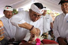 Wali Kota Jaya Negara Ngayah Nyangging pada Pewintenan dan Metatah Masal PHDI, Tercatat 416 Orang Peserta Ikuti Kegiatan Tersebut Pewintenan dan Metatah Masal PHDI