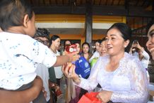 Sagung Antari Jaya Negara Serahkan Ratusan Paket Bantuan PMT di Kecamatan Dentim Menyapa dan Berbagi