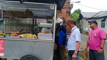 Kecamatan Denut Gandeng Sat Pol PP Tertibkan Pedagang di Atas Trotoar Jalan A. Yani Utara Penertiban