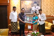 Ubah Sampah Plastik Jadi Karya Seni dan Bernilai Ekonomi, Wawali Arya Wibawa Apresiasi Pameran Lukisan Daur Ulang Sanggar Seni Lukis Jepun Putih Lukisan Daur Ulang Sampah Plastik