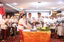 Puncak HUT ke-78 PGRI dan Hari Guru Nasional di Denpasar, Wali Kota Jaya Negara Serahkan Penghargaan Widya Purna Nugraha kepada Guru Peringatan Puncak Peringatan HUT ke-78 PGRI dan Hari Guru Nasional