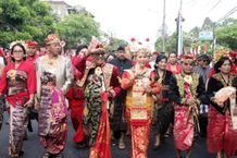 Kenakan Busana Kerajaan, Bupati Sanjaya Beserta Istri Pimpin Iringan Parade Budaya Nusantara HUT Ke-530 Kota Tabanan Kerajaan