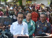 Pj Gubernur Mahendra Jaya Dampingi Presiden Jokowi Tinjau Harga Pangan di Pasar Bulan Gianyar Tinjau Harga Pangan