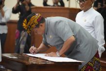 Serahkan Hibah NPHD Pendanaan Pemilukada, Pj Gubernur Bali Tekankan Pentingnya “Cooling System” Serahkan Hibah NPHD