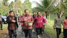Serahkan Pupuk Hayati Cair, Pj Gubernur Bali Dukung Sistem Pertanian Organik di Bali Dukung Sistem Pertanian Organik di Bali