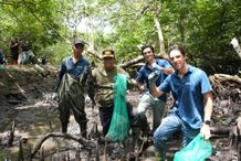 Pj Gubernur Bali bersama Sungai Watch Bersihkan Sampah di Hilir Sungai Kawasan Mangrove Tahura Ngurah Rai Bersihkan Sampah