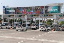 Seminggu Uji Coba Pembayaran Parkir Non Tunai, Penggunaan Kartu Uang Elektronik di Bandara I Gusti Ngurah Rai Meningkat Dua Kali Lipat Parkir