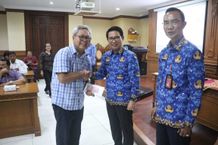 Sekda Adi Arnawa Serahkan Santunan Pensiunan, Kematian dan Bonus Atlet Korpri Badung Serahkan Santunan
