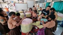 Tumbuhkan Karakter Peduli Lingkungan, Siswa SDN 18 Dangin Puri Olah Sampah Botol Jadi Sofa Sofa