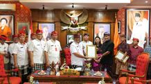 Terima Sertifikat kekayaan Intelektual Komunal dari BEM UNUD, Bupati Sanjaya Ajak Masyarakat Bangga Jadi Orang Tabanan Kekayaan