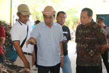 Penjabat Bupati Buleleng Tunjukkan Kegiatan TPS3R Baktiseraga Kepada Penjabat Gubernur Bali TPS3R Baktiseraga
