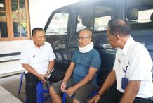 Beri Dukungan Moril, Bupati Tamba Jenguk ASN yang Sakit ASN Sakit