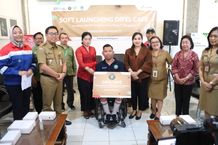 Wawali Arya Wibawa Salurkan CSR dari Pertamina Patra Niaga Untuk Berdayakan Kube Disabilitas Gantari Jaya menyerahkan bantuan