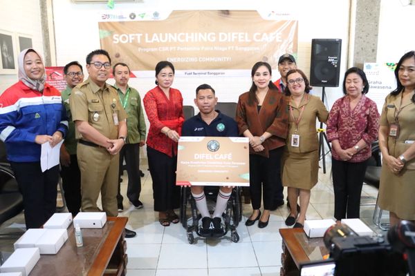menyerahkan bantuan