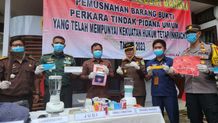 Bupati Sedana Arta Hadiri Pemusnahan Barang Bukti Perkara Tindak Pidana Umum di Kejari Bangli Barang Bukti