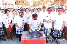Bupati Sanjaya Tandatangani Prasasti Pemelaspasan Penyengker RSUD Tabanan dan Prasasti Tawur Agung Pura Mutering Jagat Dalem Sidakarya Bupati Sanjaya
