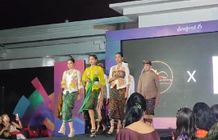 Tak Kalah Menarik di Hari Kedua, Fashion Show Swarnakara Kembali Tampilkan Karya Terbaik Desiner dan UMKM Unggulan Denpasar Fashion Show Denfest