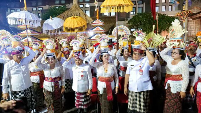 Diguyur Hujan Lebat, Puncak Karya Agung di Kantor Bupati Tabanan Berjalan Khidmat1 _bpn Tabanan