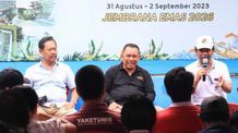 Bahagia Akhir Tahun, Bupati Tamba Bagikan Kupon Belanja pada Disabilitas Disabilitas
