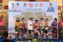 Meriah, Peringatan Hari Ibu di Jembrana Gelar Fashion Show dan Lomba Busana Berkebaya Hari Ibu